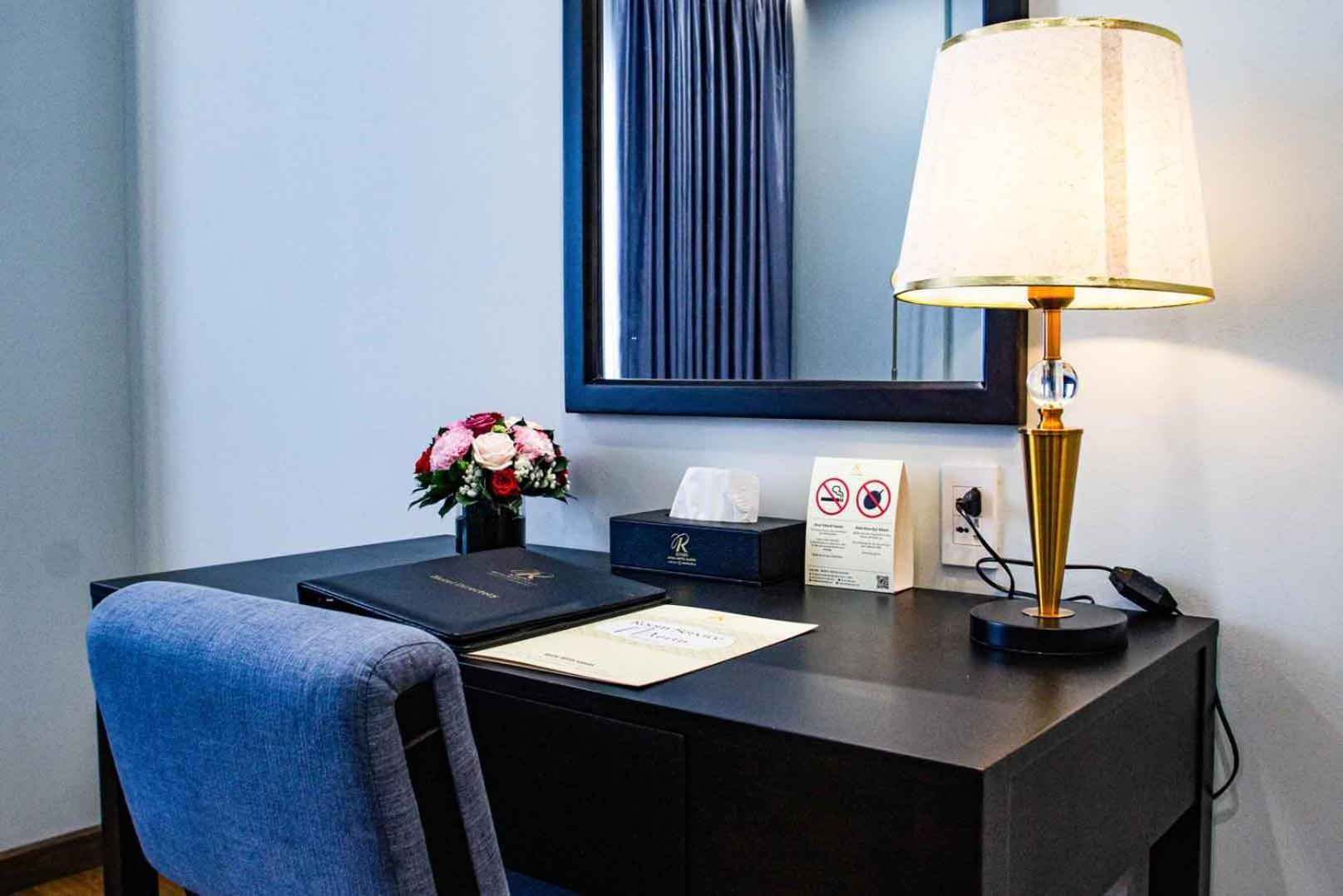 Suite with Complimentary mini-bar and 1 set of laundry/person/day (not accumulated)